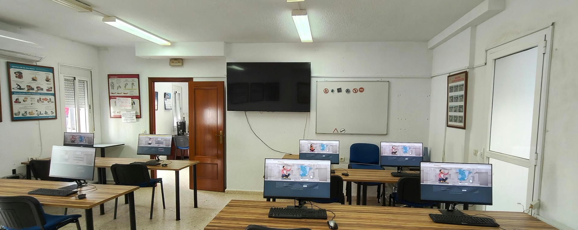 Aula de Autoescuela Larimar en Lucena del Puerto con ordenadores y pantalla