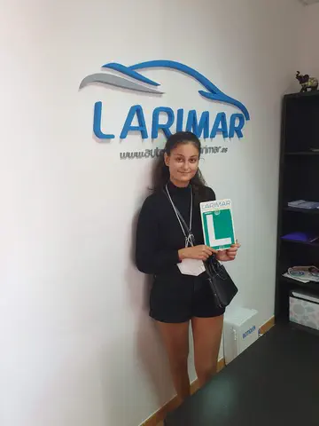Alumno o alumna de Autoescuela Larimar con su placa L recién aprobada en la oficina (foto 19)