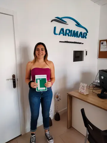 Alumno o alumna de Autoescuela Larimar con su placa L recién aprobada en la oficina (foto 7)