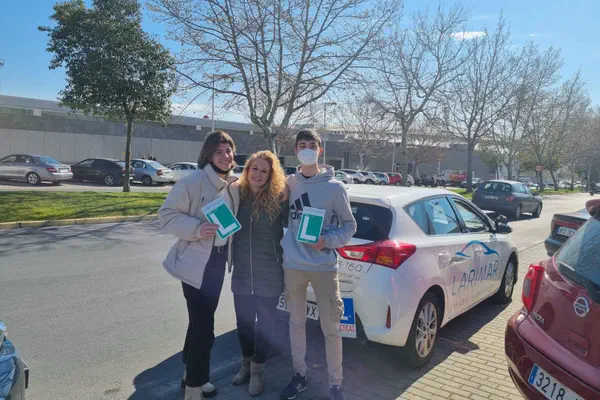 Tres alumnos de Autoescuela Larimar con la placa L junto al coche de prácticas (foto 14)