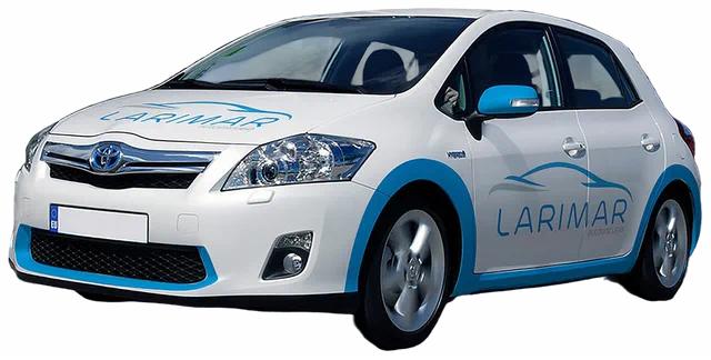 Coche de prácticas de Autoescuela Larimar, blanco con el logotipo en azul